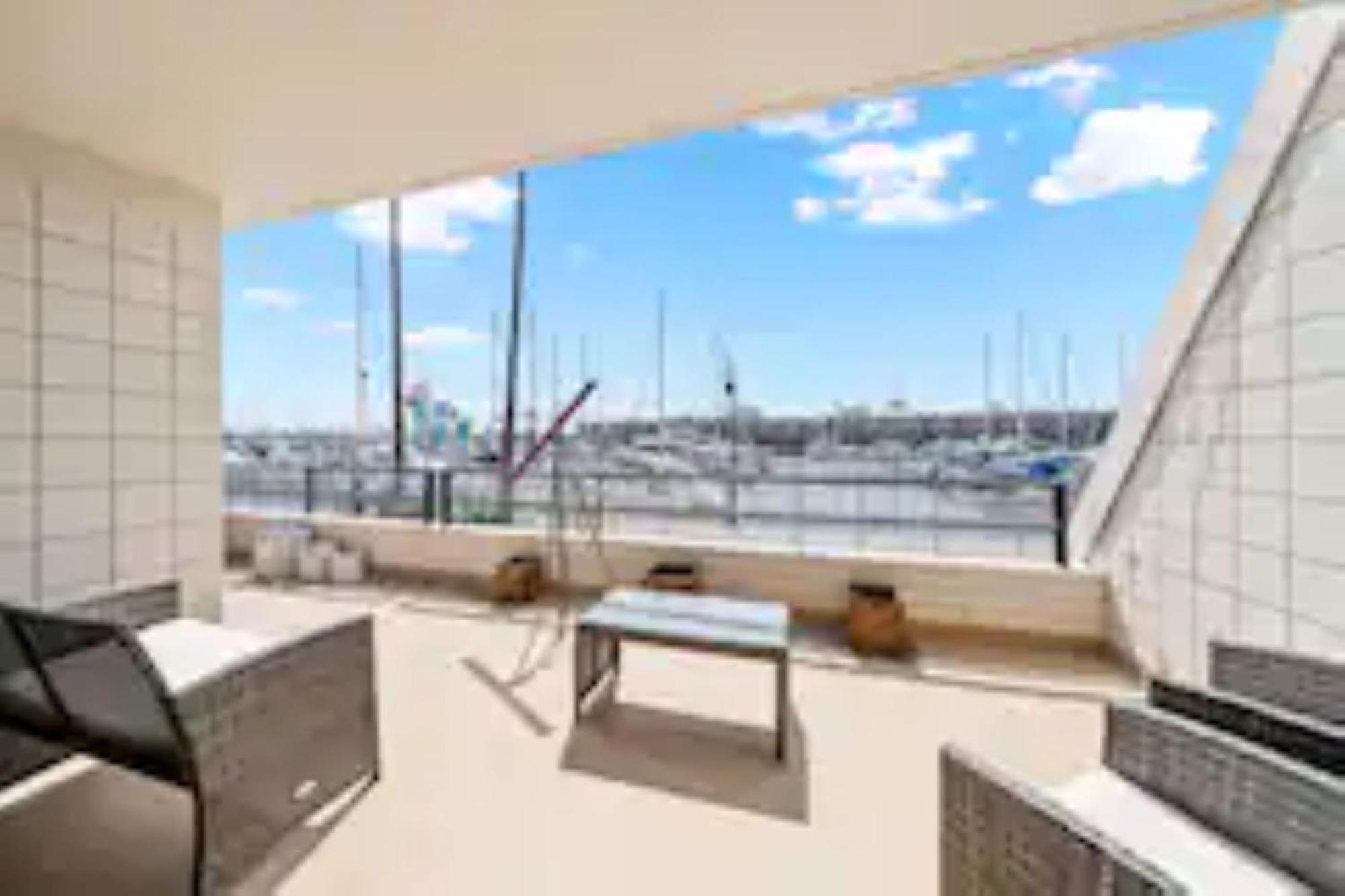 Mesmerizing Marina Vista: Luxe 3-bedroom W/ Pool Apartment *