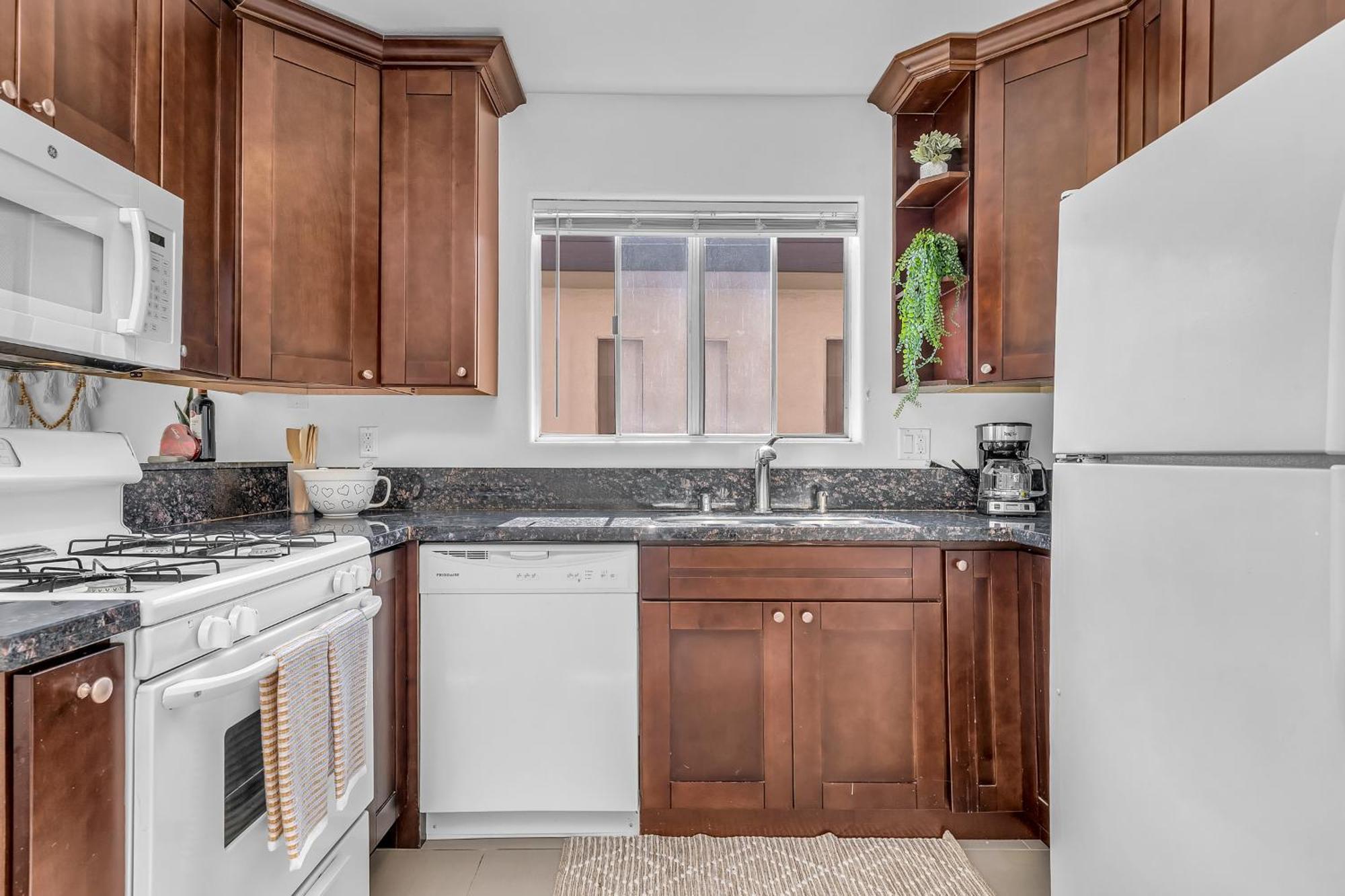 Cozy 2 Bedroom & 2 Bathrooms By Beverly Hills With Free Parking *