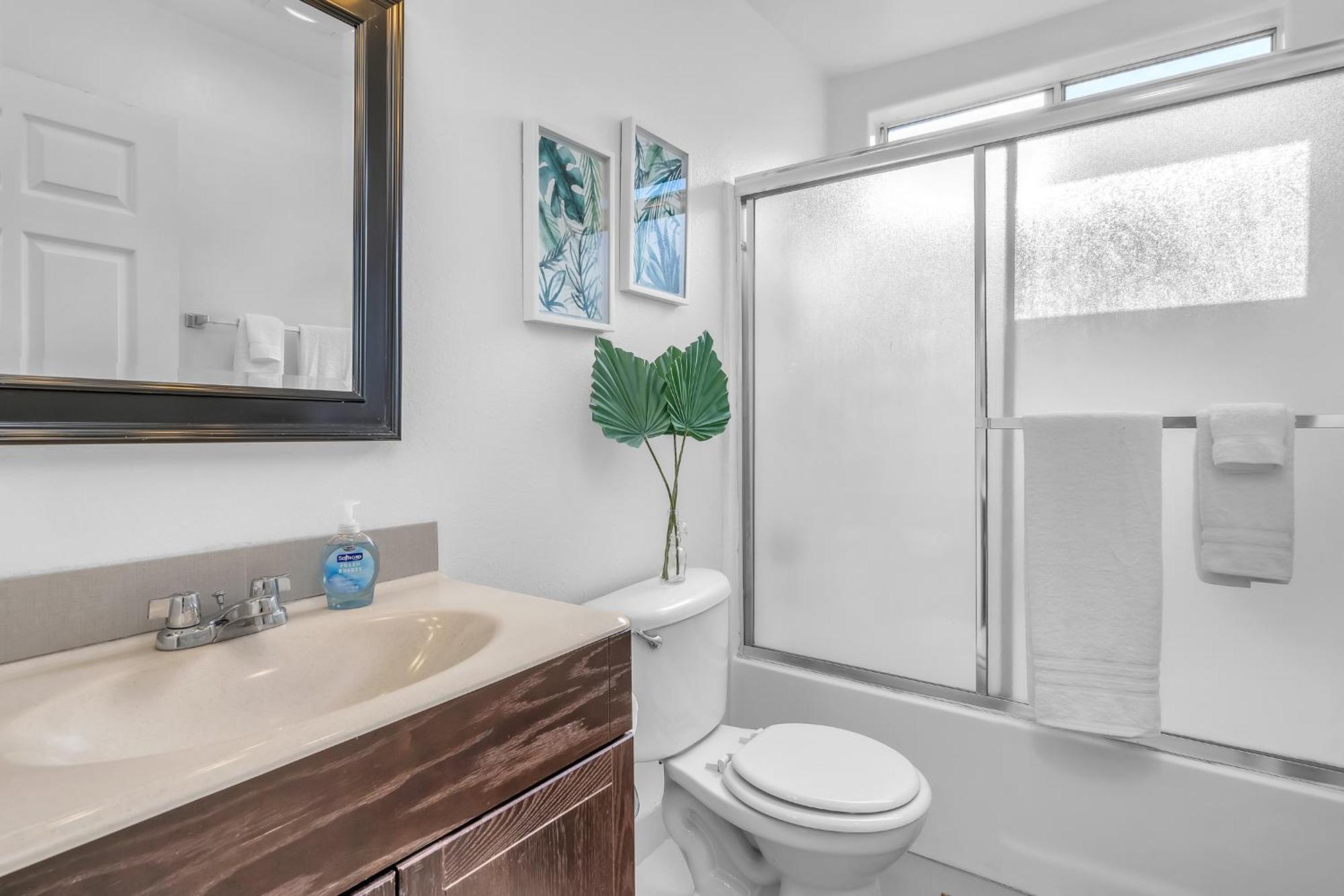 Cozy 2 Bedroom & 2 Bathrooms By Beverly Hills With Free Parking