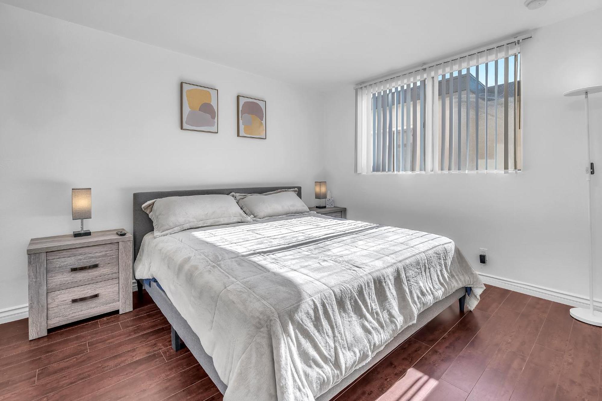 Apartment Cozy 2 Bedroom & 2 Bathrooms By Beverly Hills With Free Parking *