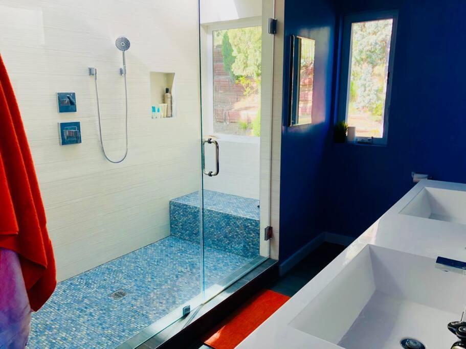Luxe In Hollywood Hills- Modern Oasis, Pool 5 Min To Sunset Holiday home *