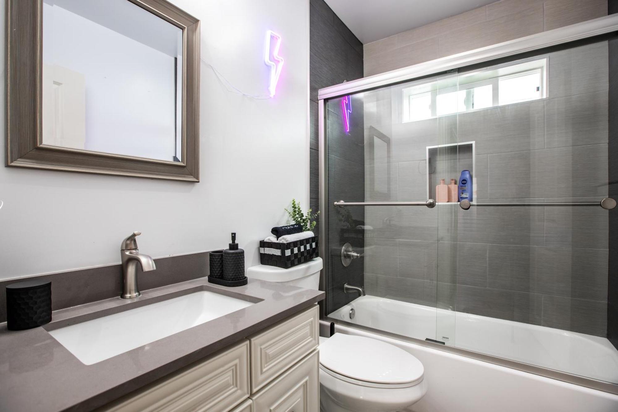 Luxury Oasis In Culver City! Free Parking And Jacuzzi Los Angeles