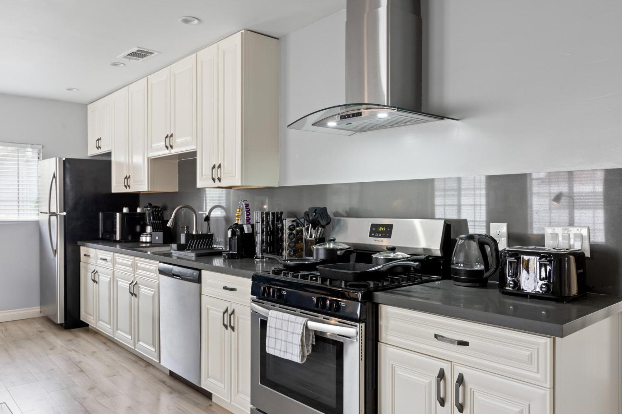 Luxury Oasis In Culver City! Free Parking And Jacuzzi Villa *