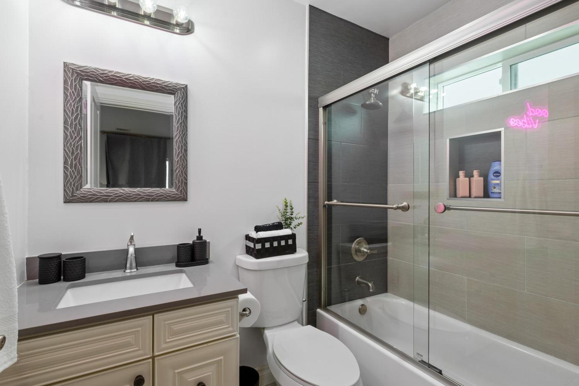 Villa Luxury Oasis In Culver City! Free Parking And Jacuzzi Los Angeles