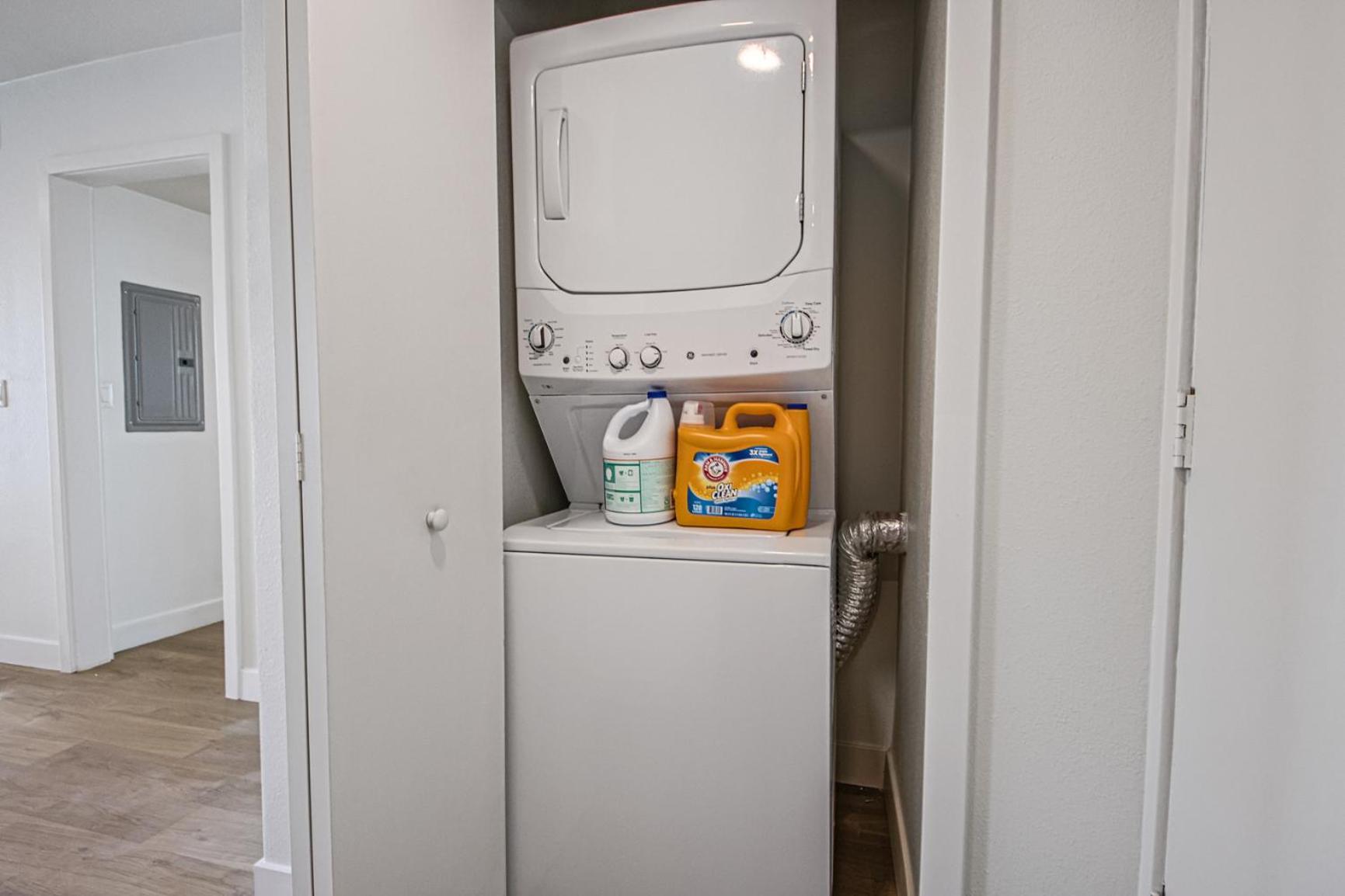 Bright & Airy 2 Bed 2 Bath Haven Apartment *