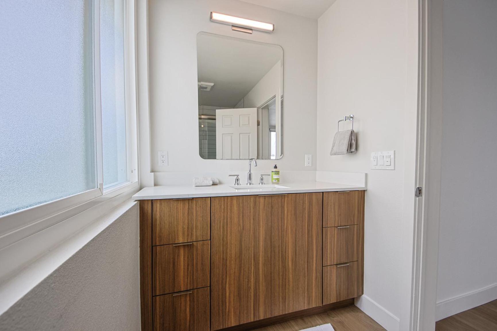 Apartment Bright & Airy 2 Bed 2 Bath Haven *