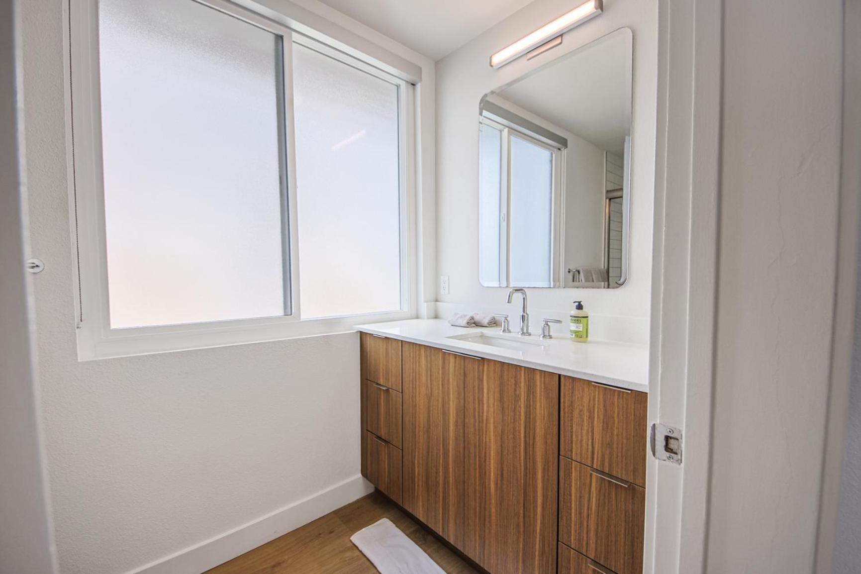 Bright & Airy 2 Bed 2 Bath Haven * Los Angeles