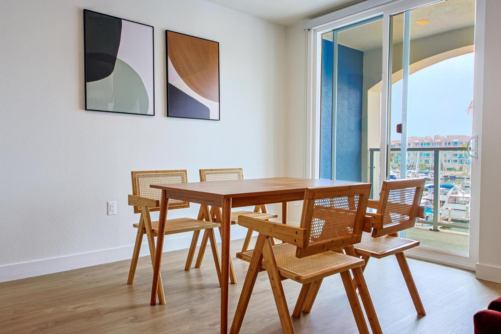 Bright & Airy 2 Bed 2 Bath Haven * Los Angeles