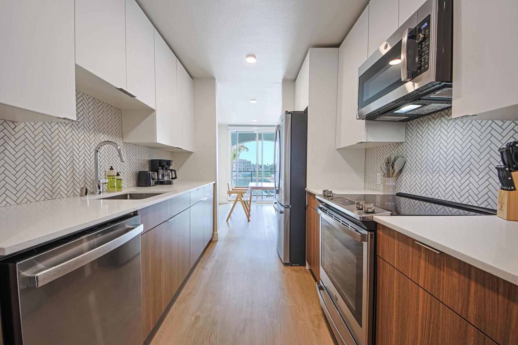 Bright & Airy 2 Bed 2 Bath Haven Apartment *
