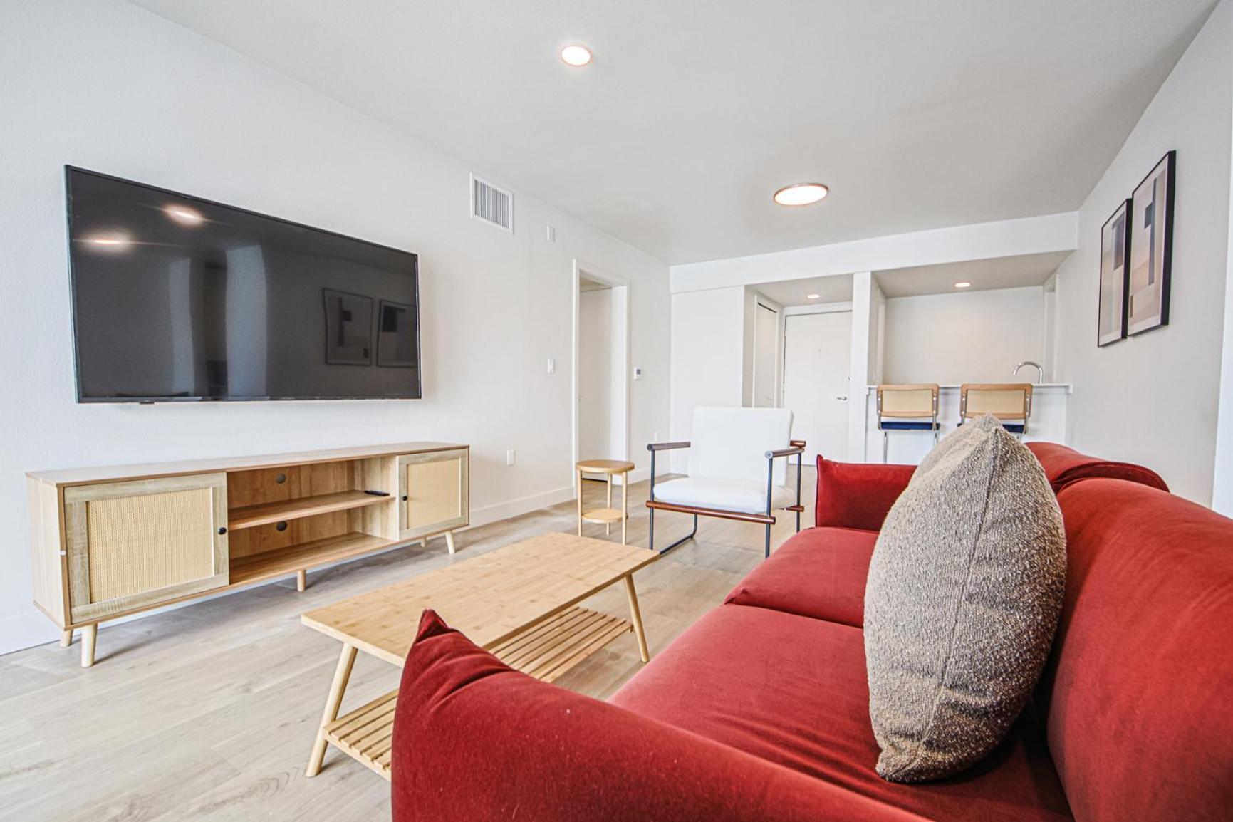 Bright & Airy 2 Bed 2 Bath Haven Apartment *