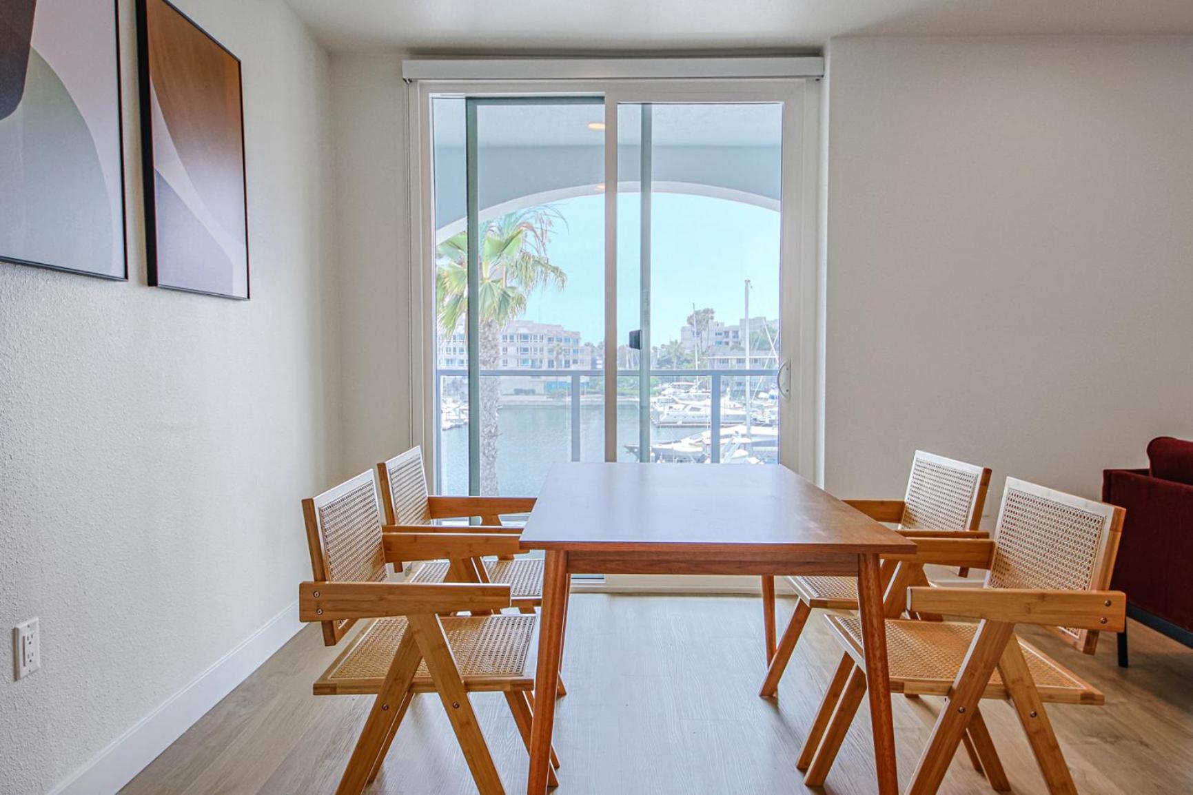 Apartment Bright & Airy 2 Bed 2 Bath Haven *