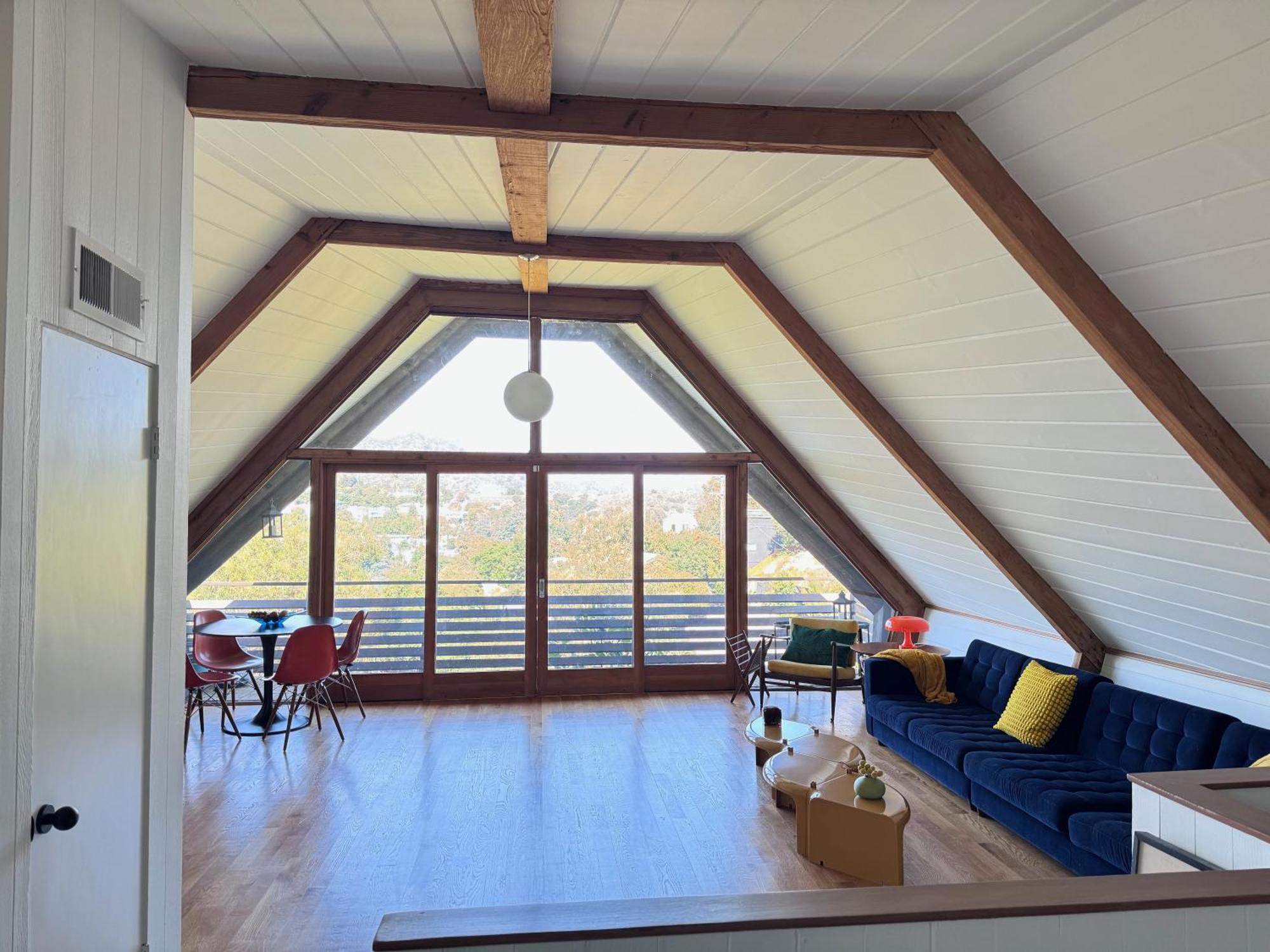 Iconic Gesner Boat House With View Of The Hollywood Sign Los Angeles
