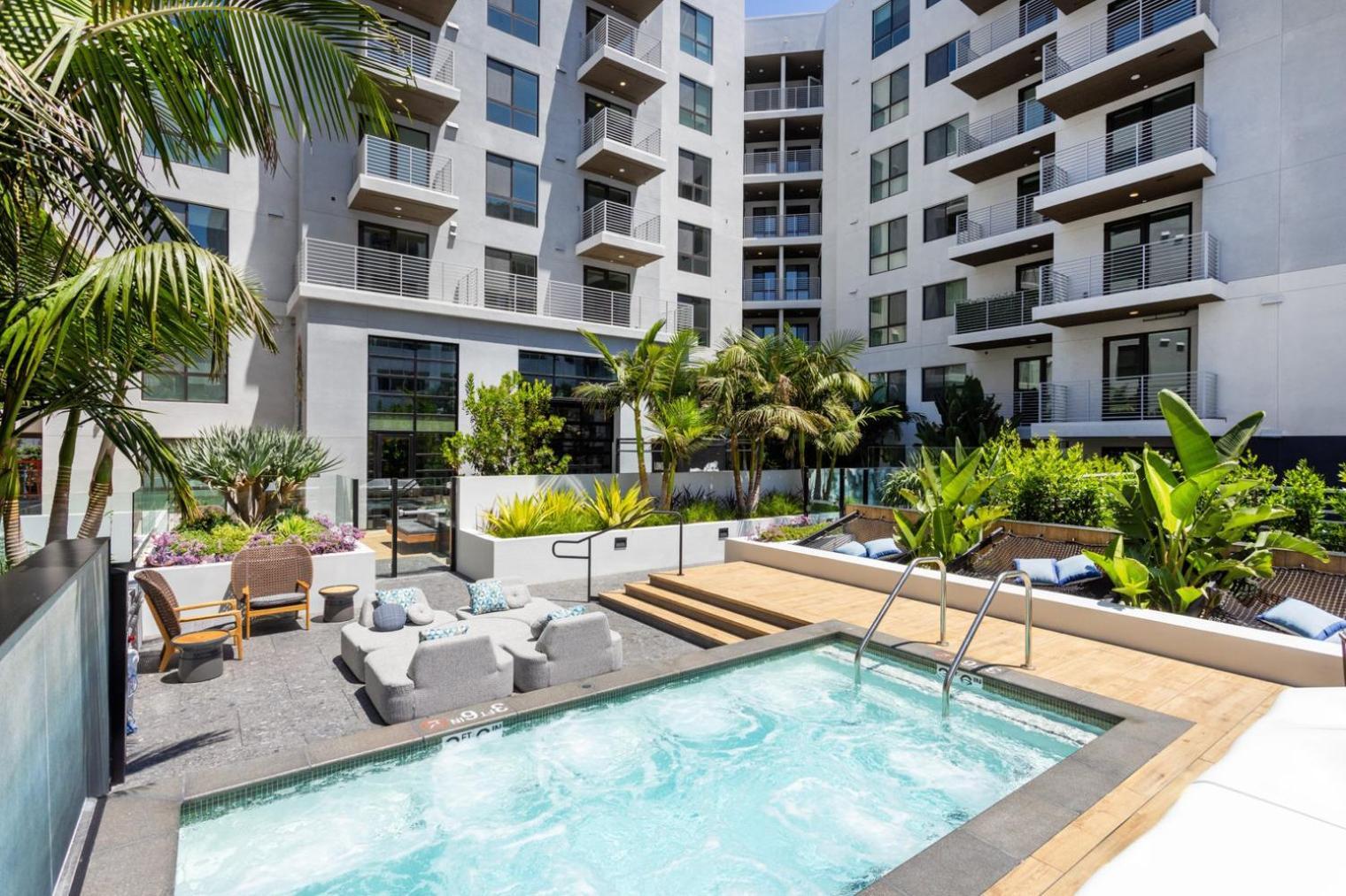 Blueground Long Pool Gym Nr Lax-1263 Los Angeles
