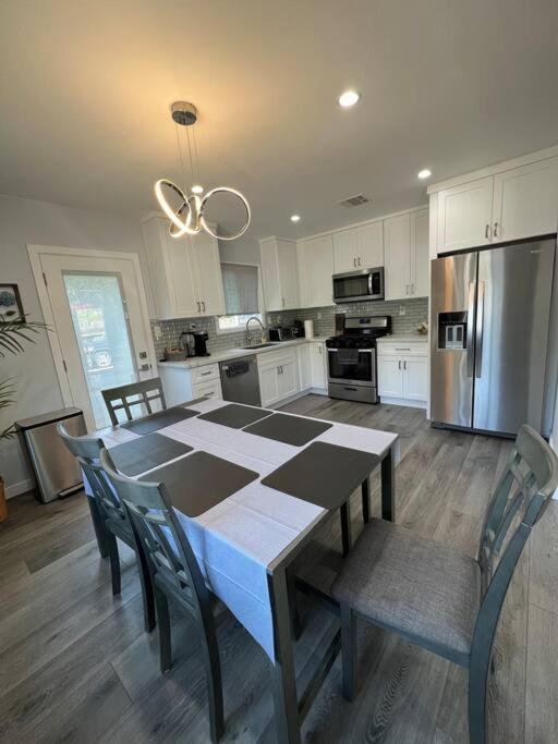 Adorable 2br-2ba House With Ev & Free Parking And Family Friendly In Angeles *
