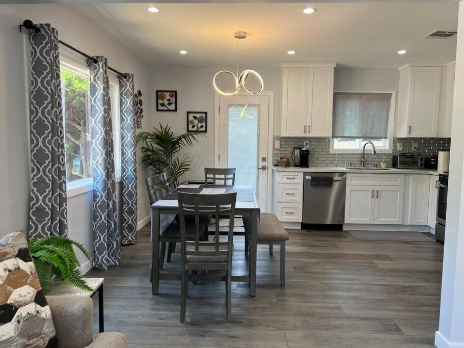 Adorable 2br-2ba House With Ev & Free Parking And Family Friendly In Angeles *