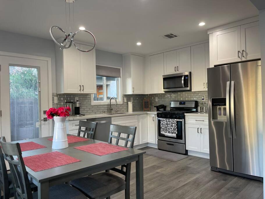 Adorable 2br-2ba House With Ev & Free Parking And Family Friendly In Angeles Holiday home