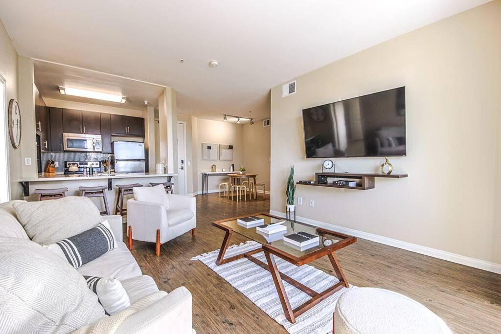 Outstanding 2bdr Near Venice - Gym-pool-free Parking Apartment