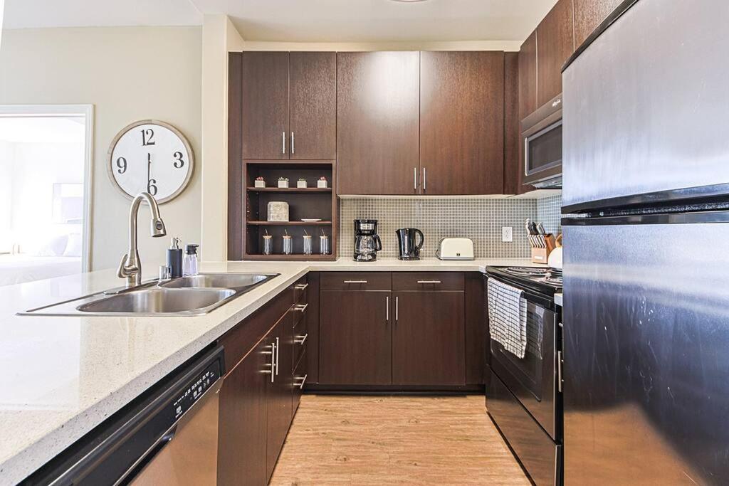 Outstanding 2bdr Near Venice - Gym-pool-free Parking Apartment *