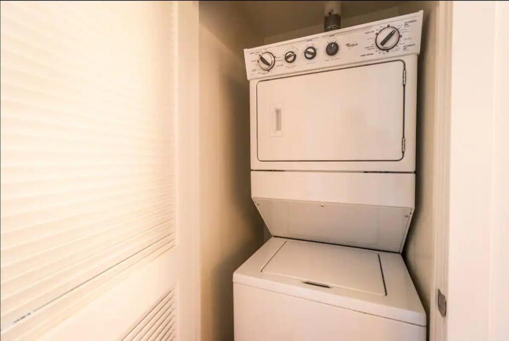 Outstanding 2bdr Near Venice - Gym-pool-free Parking Apartment