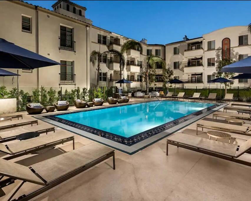 Outstanding 2bdr Near Venice - Gym-pool-free Parking Apartment *