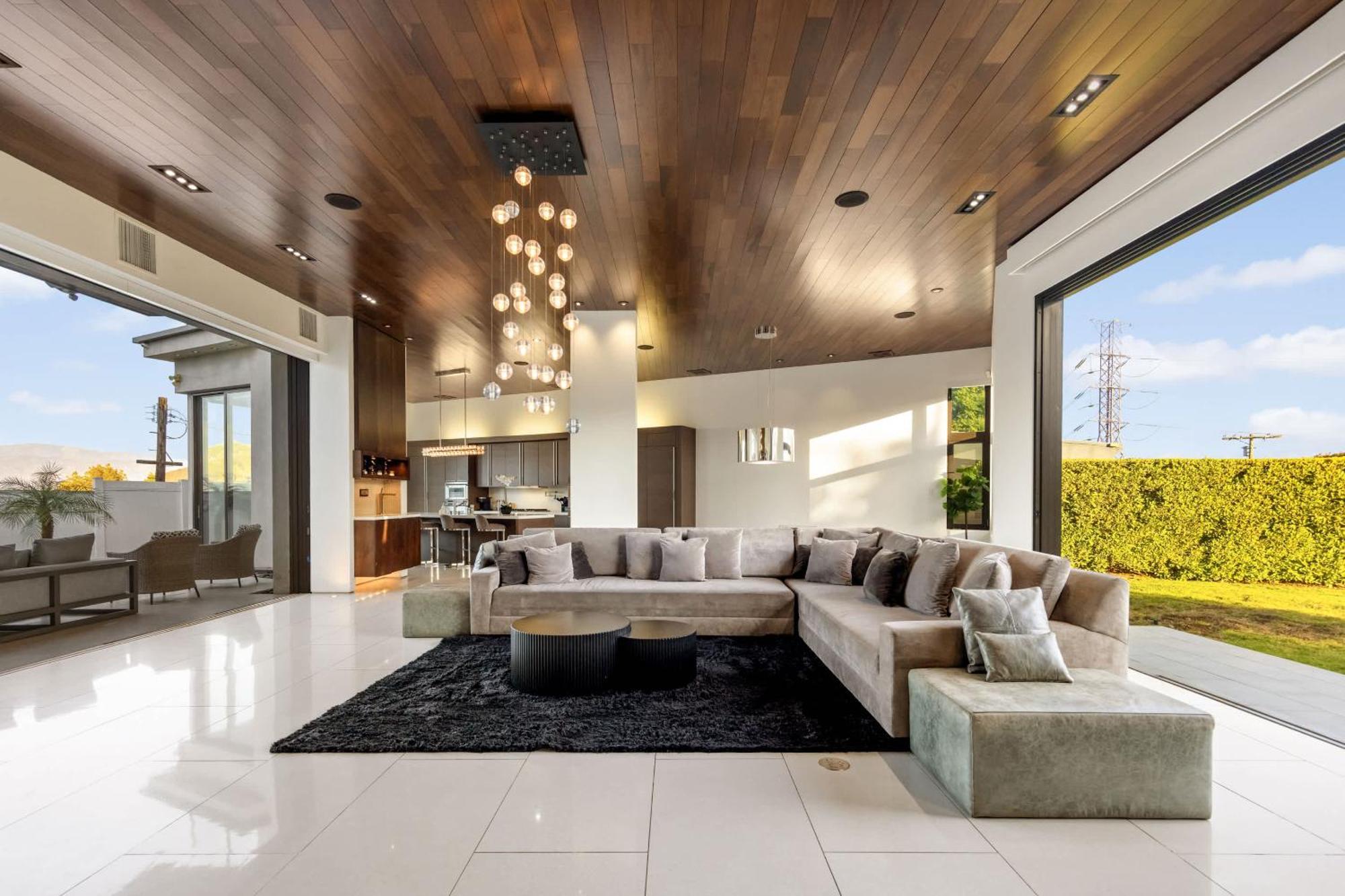 New Listing The Skyline By Colby & Conrad Villa *