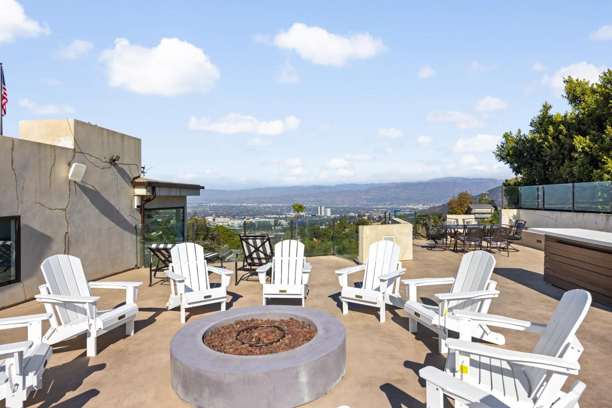 Villa New Listing The Skyline By Colby & Conrad