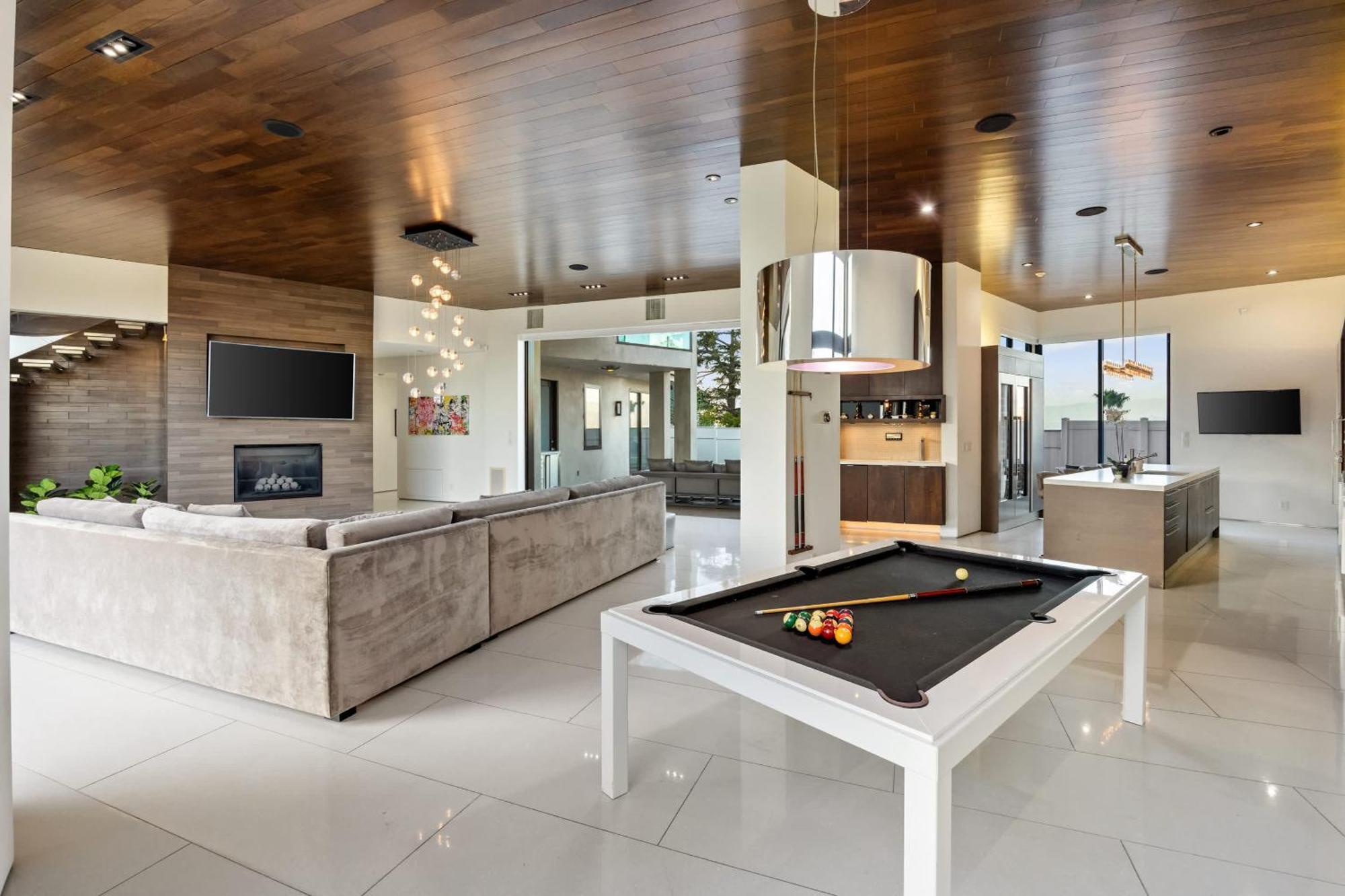 Villa New Listing The Skyline By Colby & Conrad