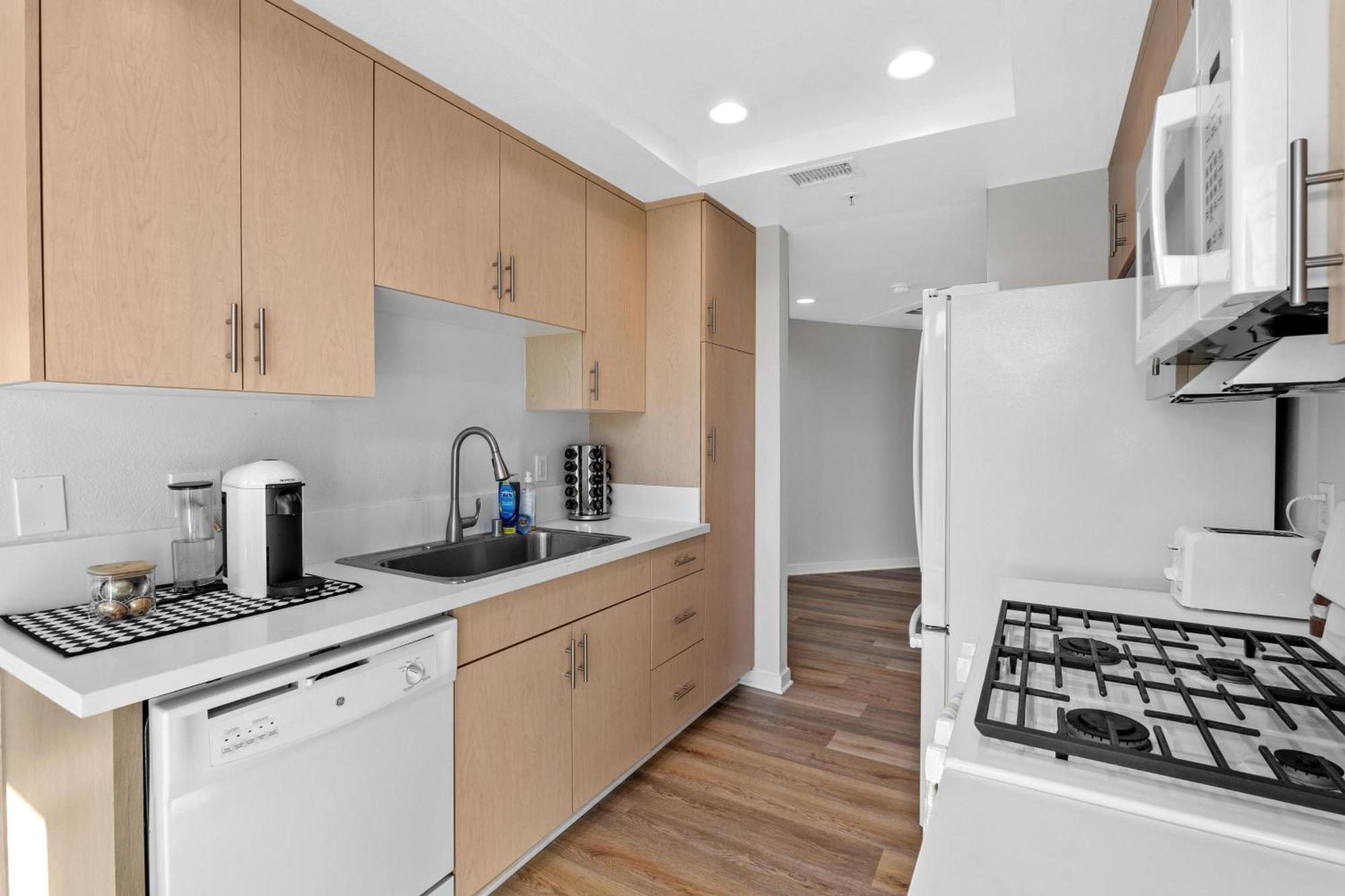 Coastal Bliss - Luxe 2br Retreat In Mdr - Venice - Sm Apartment *