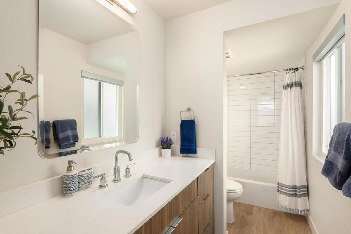 Jade Breeze - Elegant 2br Near Water Outstanding Amenities * Los Angeles