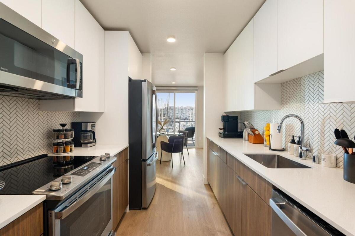 Jade Breeze - Elegant 2br Near Water Outstanding Amenities