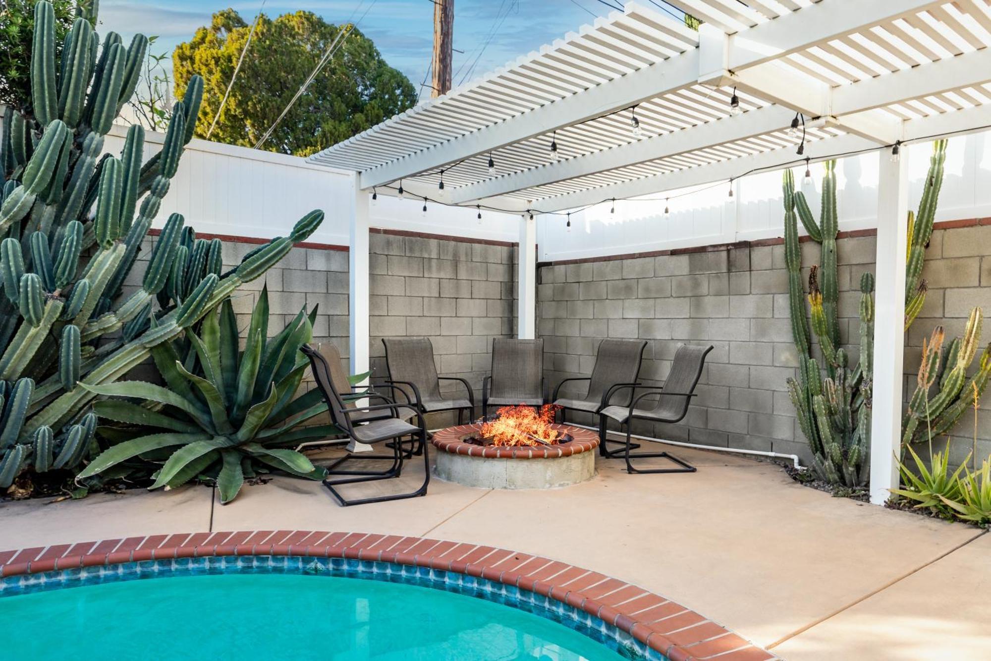 Modern Oasis With Pool & Jacuzzi Near Universal