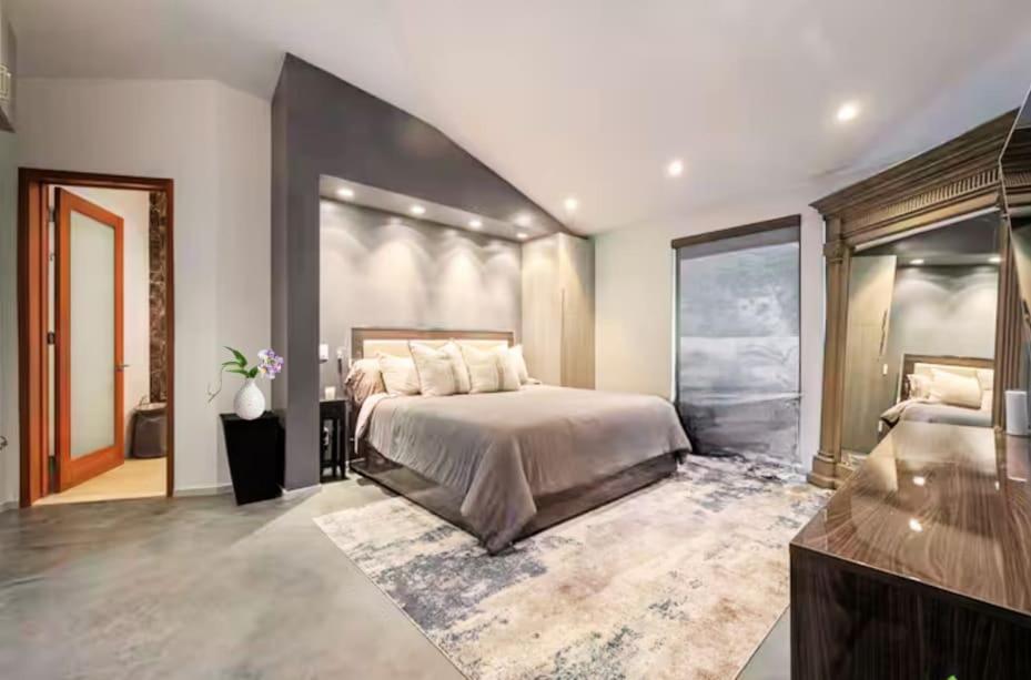 Cozy Oasis In Oakley With Basketball Court Pool *