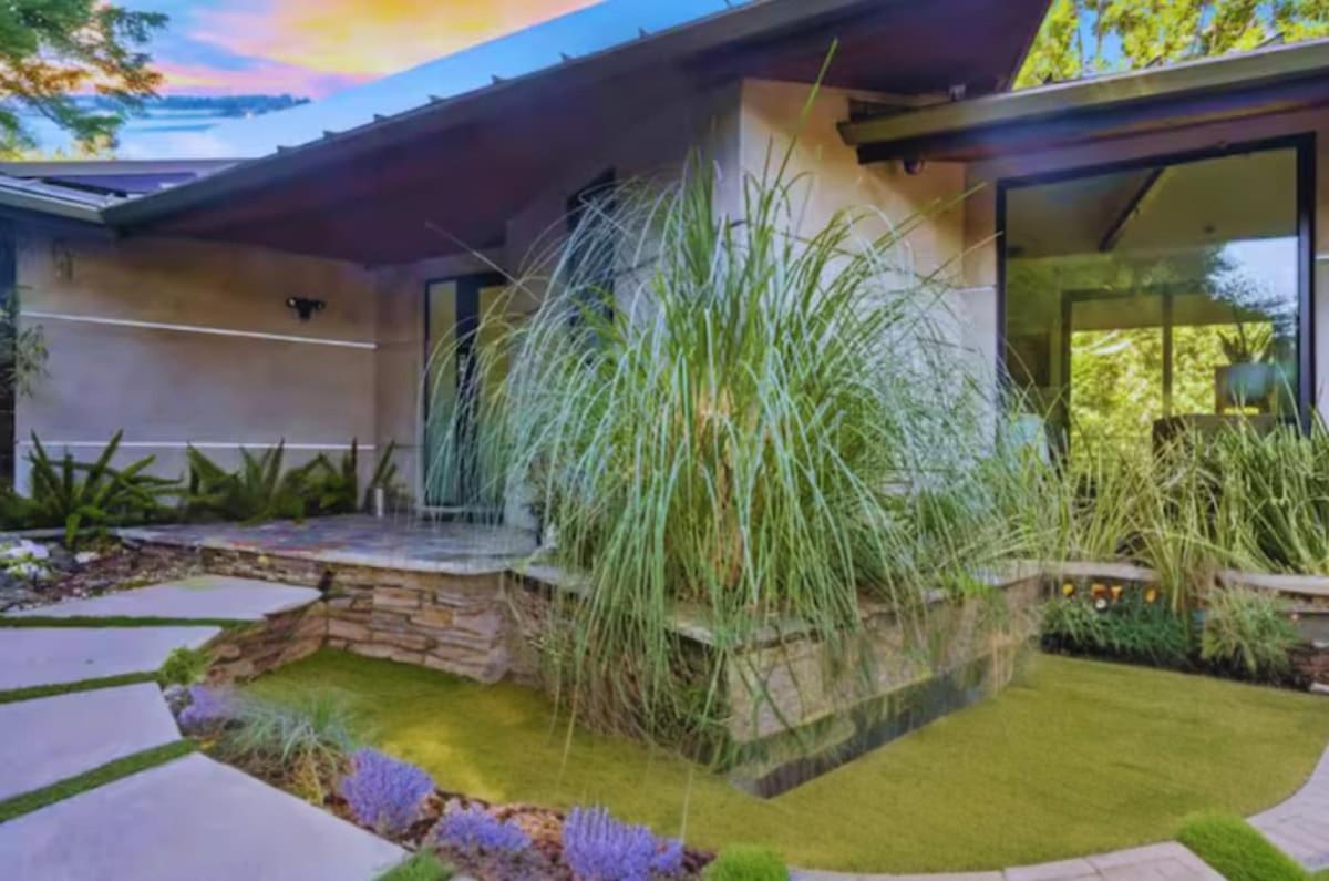 Cozy Oasis In Oakley With Basketball Court Pool *