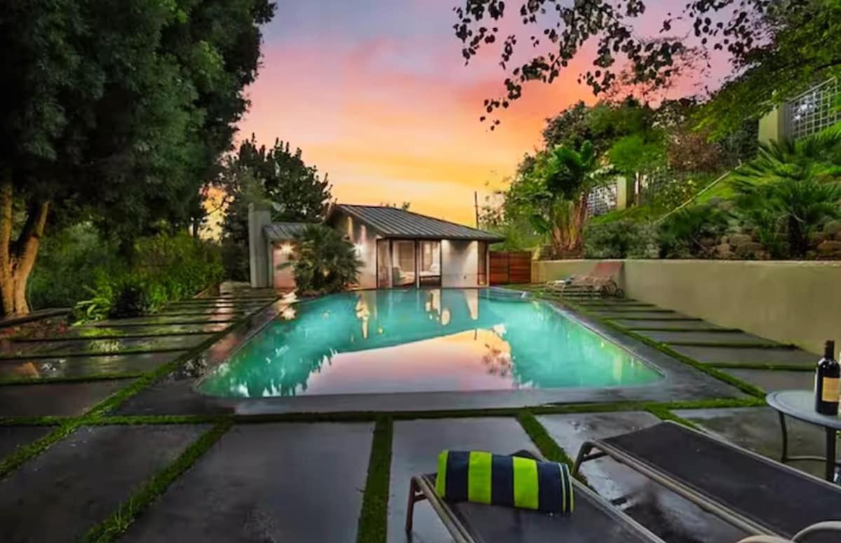 Cozy Oasis In Oakley With Basketball Court Pool *