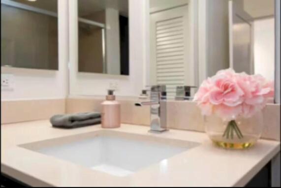 Apartment Stunning 2br Penthouse Patio & View Venice Mdr *