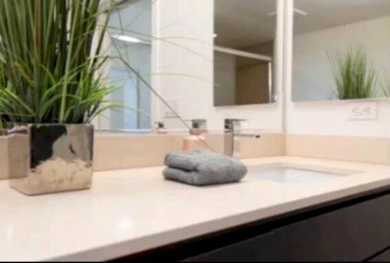 Stunning 2br Penthouse Patio & View Venice Mdr Apartment *
