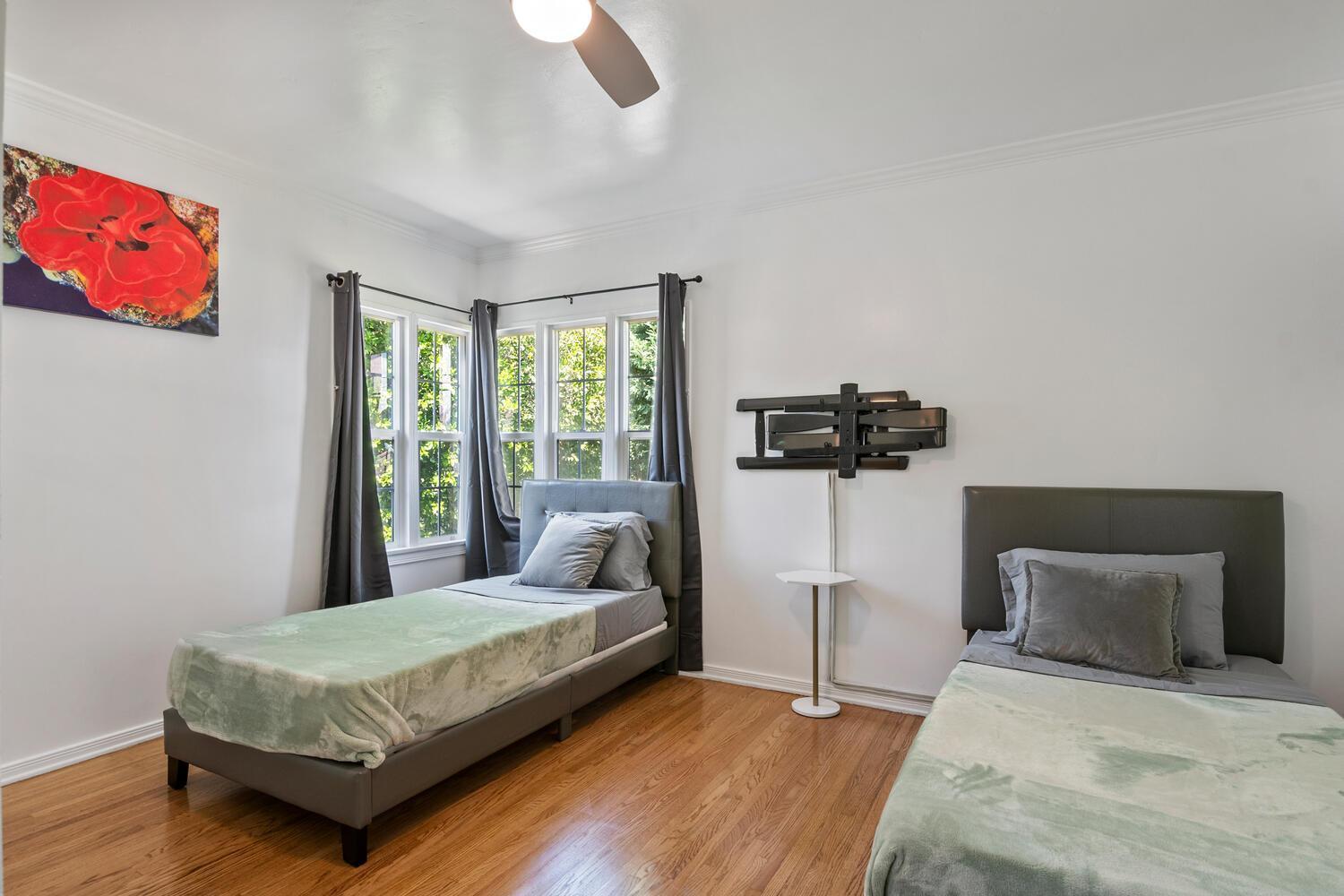 Luxury Piano In Near Universal & Hollywood For 8 Villa *