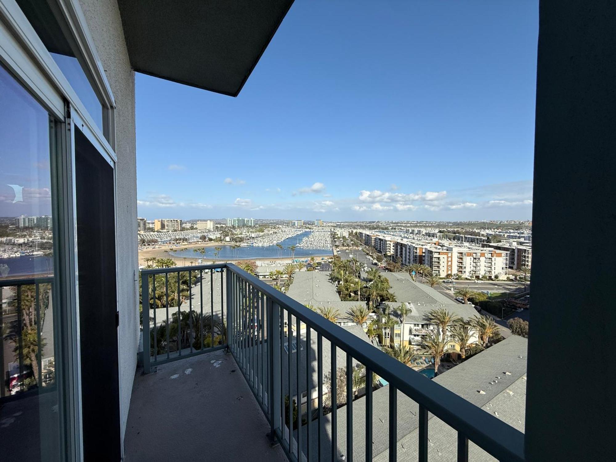 Marina Life: Smell The Sea, Feel The Breeze Apartment *