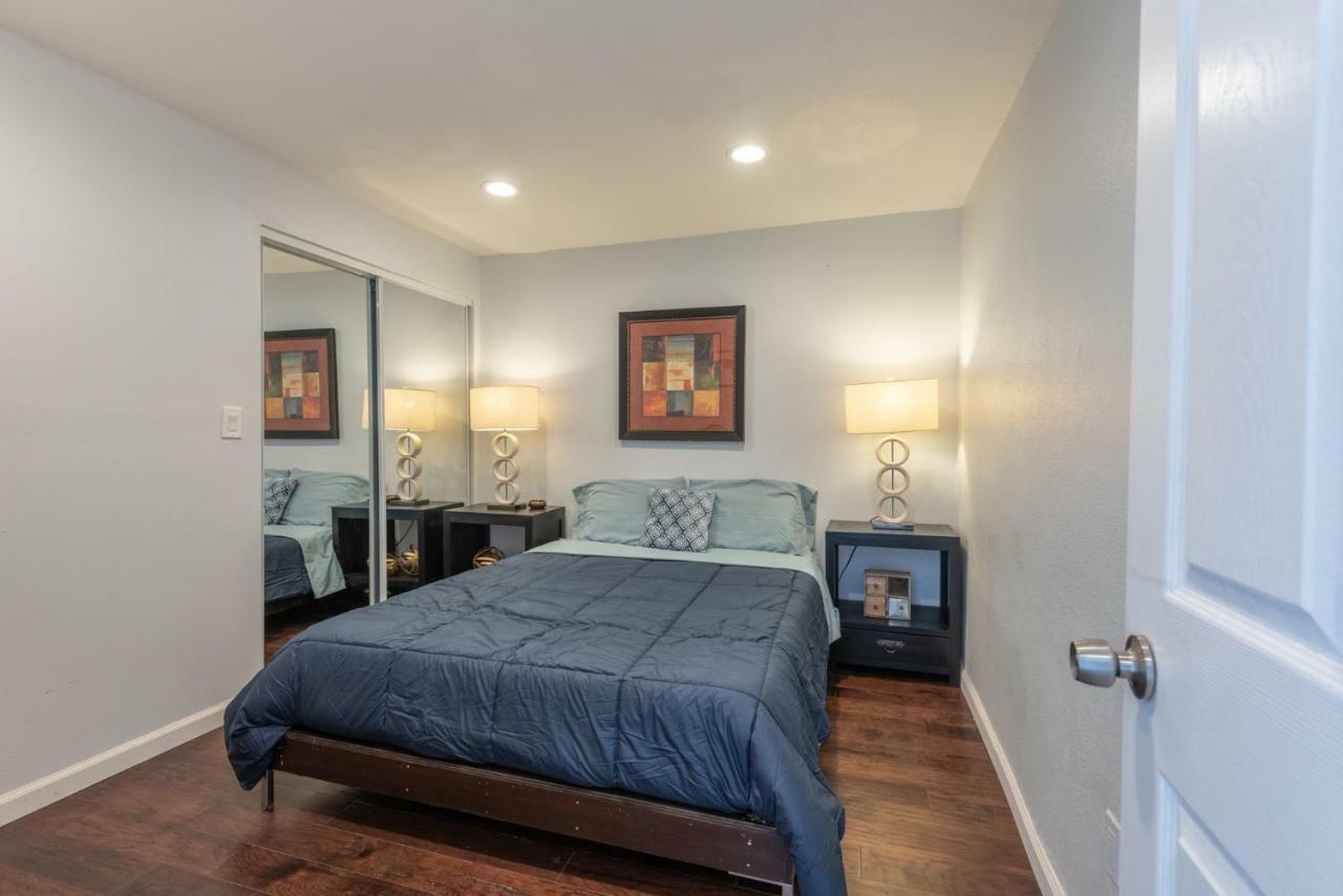 Modern Nestled In The Hollywood Hills With Huge Deck And Wow Views! Holiday home Los Angeles
