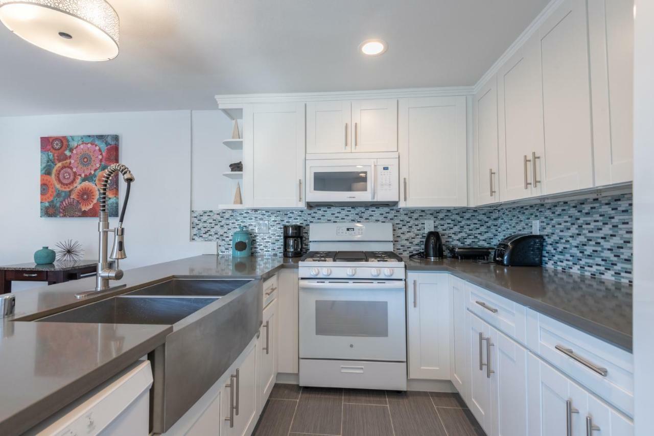 Holiday home Modern Nestled In The Hollywood Hills With Huge Deck And Wow Views! Los Angeles