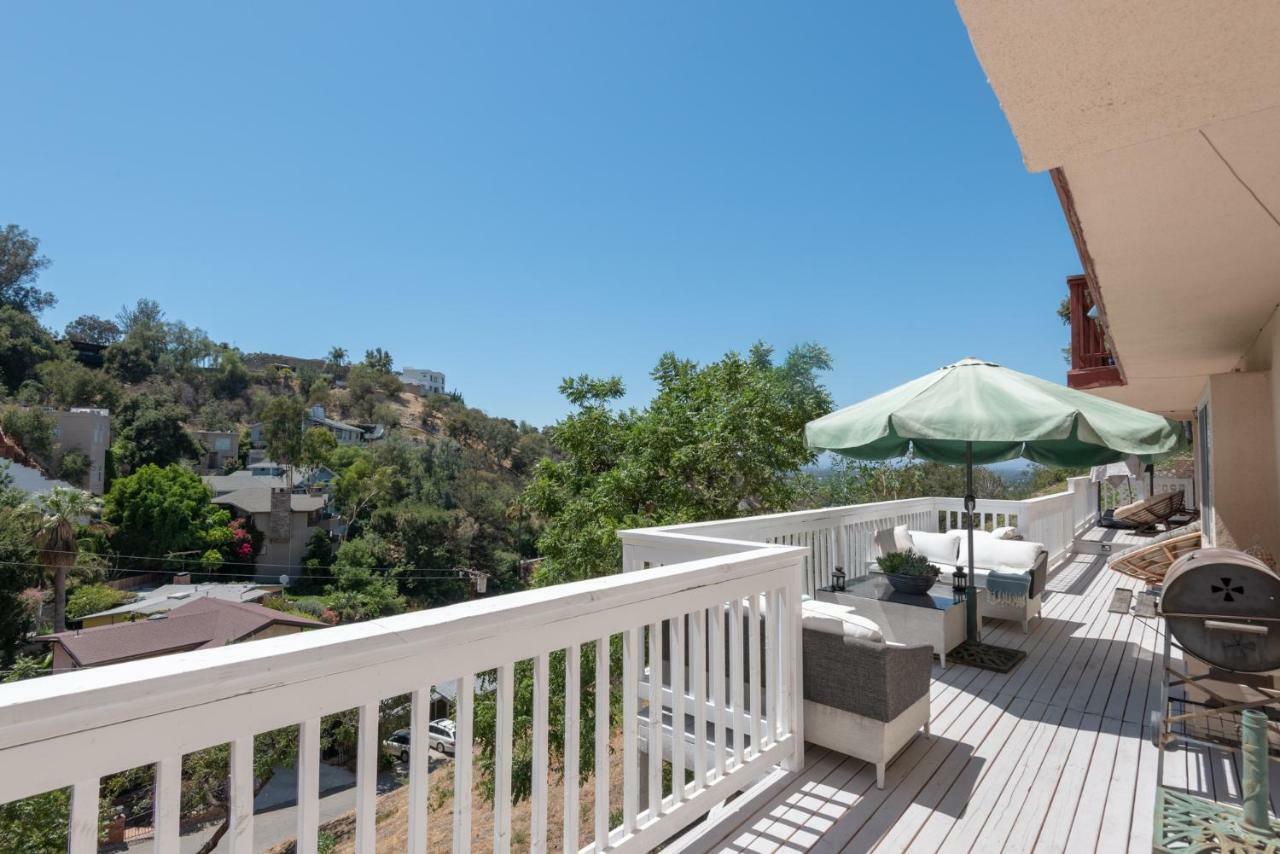 Modern Nestled In The Hollywood Hills With Huge Deck And Wow Views! Holiday home