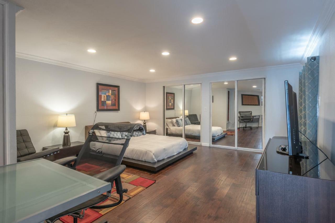 Holiday home Modern Nestled In The Hollywood Hills With Huge Deck And Wow Views! Los Angeles