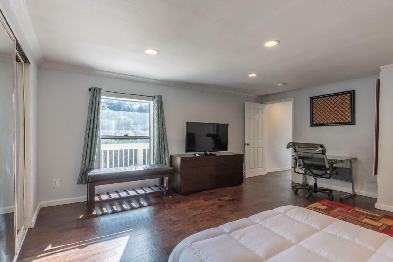 Modern Nestled In The Hollywood Hills With Huge Deck And Wow Views! Holiday home
