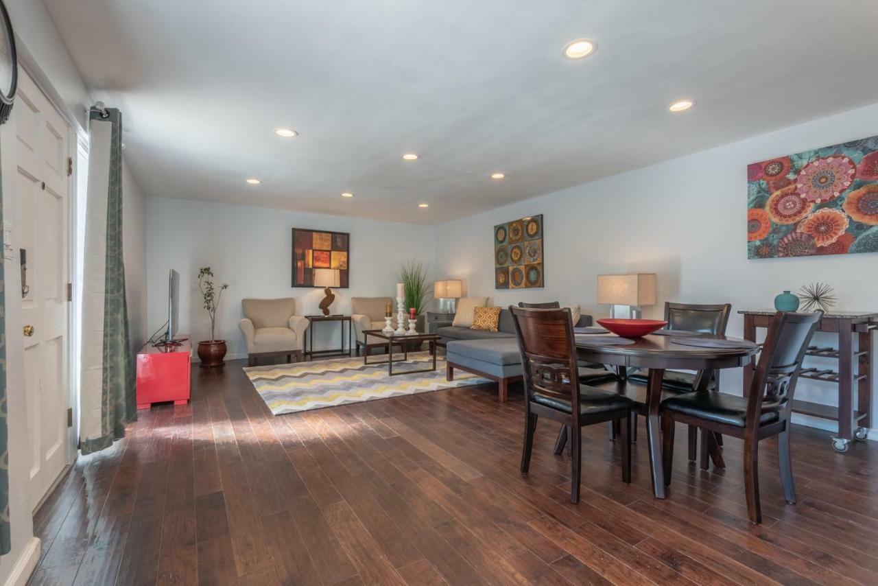 Holiday home Modern Nestled In The Hollywood Hills With Huge Deck And Wow Views! Los Angeles