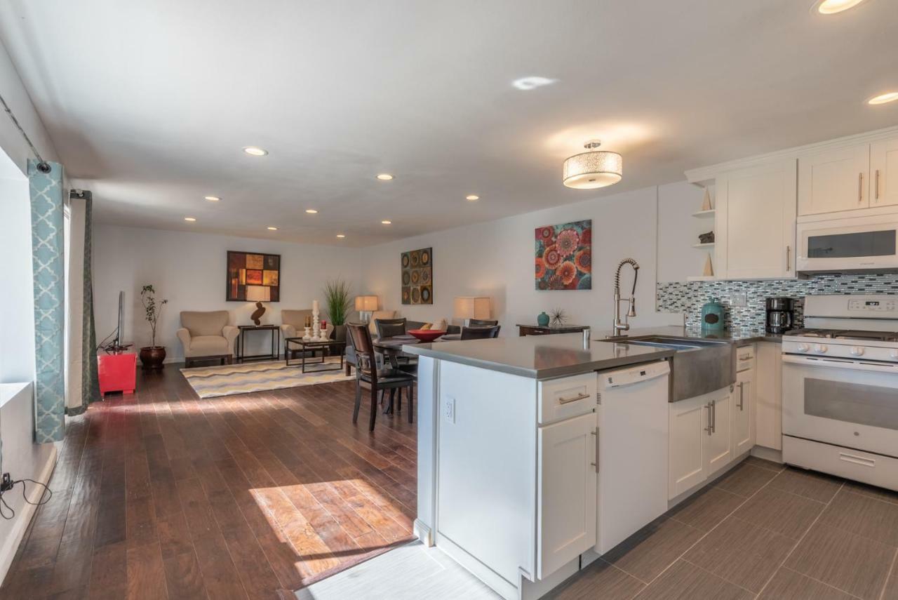 Modern Nestled In The Hollywood Hills With Huge Deck And Wow Views! Los Angeles