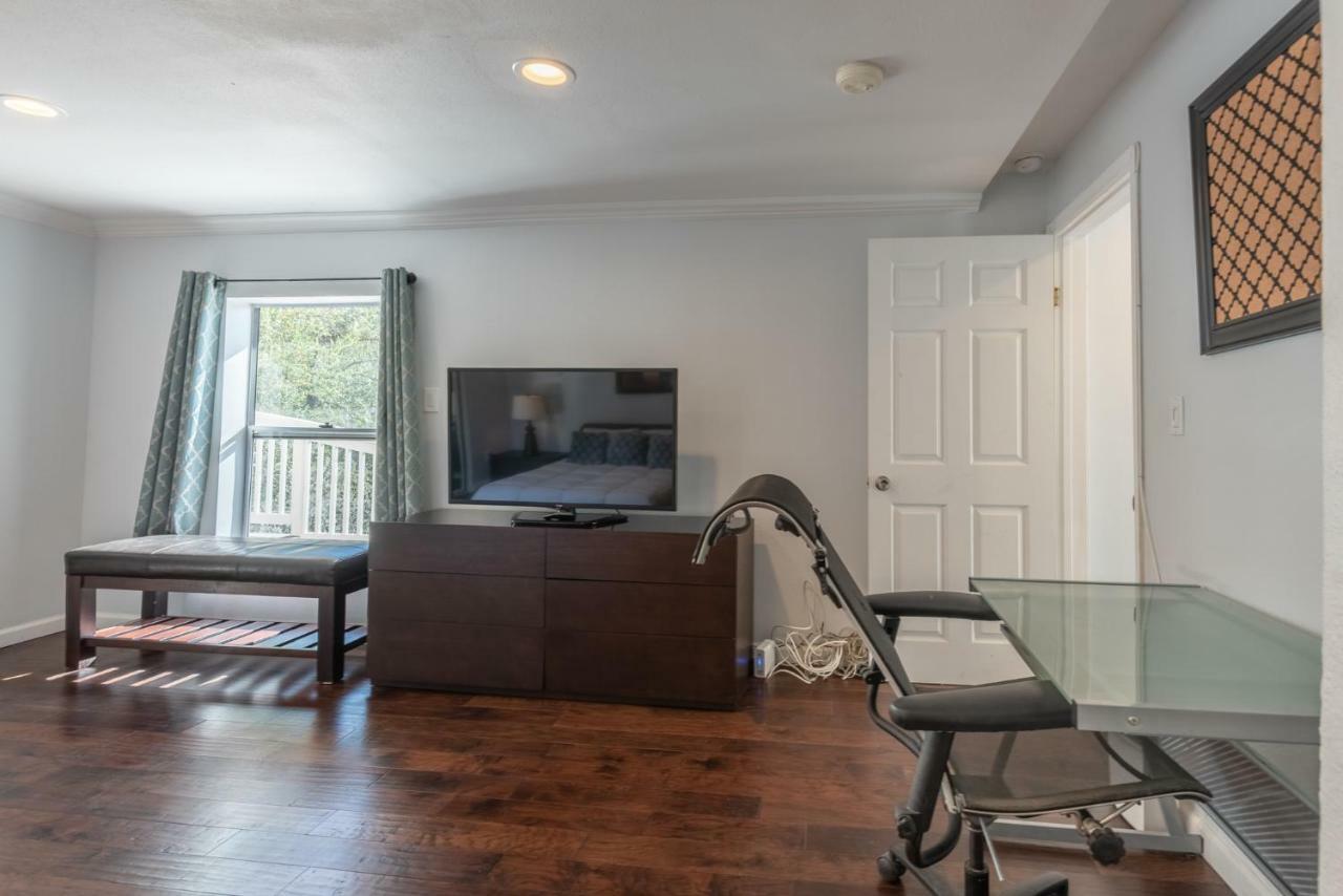 Modern Nestled In The Hollywood Hills With Huge Deck And Wow Views! Holiday home