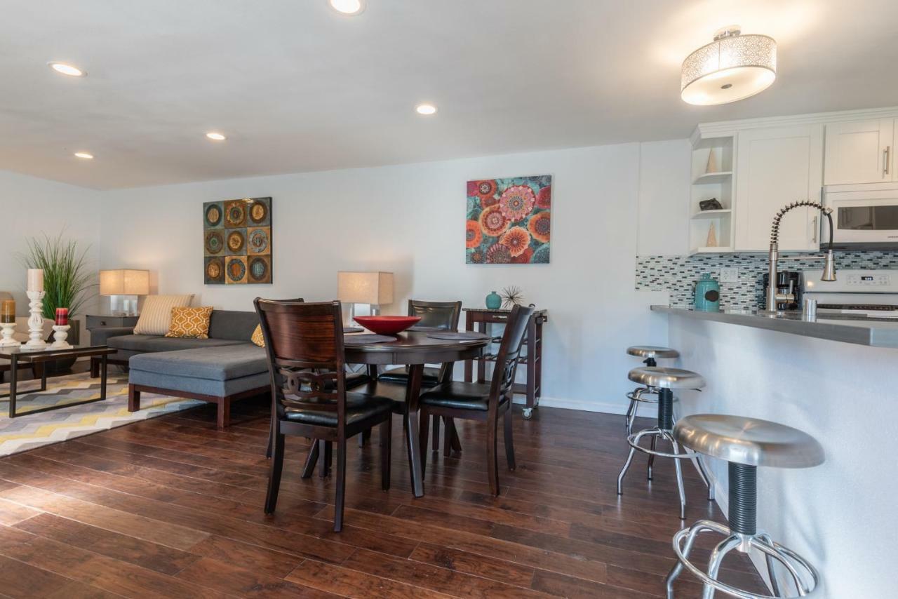 Modern Nestled In The Hollywood Hills With Huge Deck And Wow Views! Holiday home *