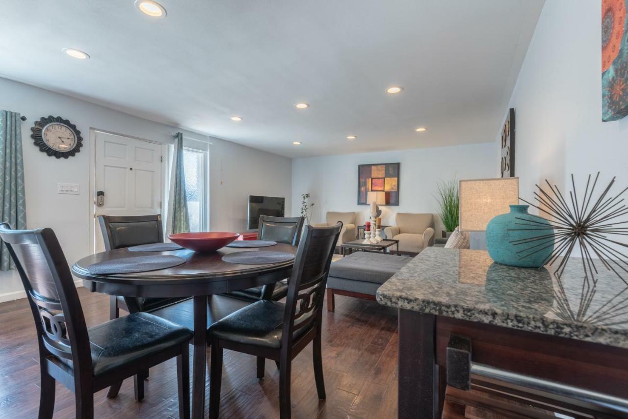 Modern Nestled In The Hollywood Hills With Huge Deck And Wow Views! Holiday home