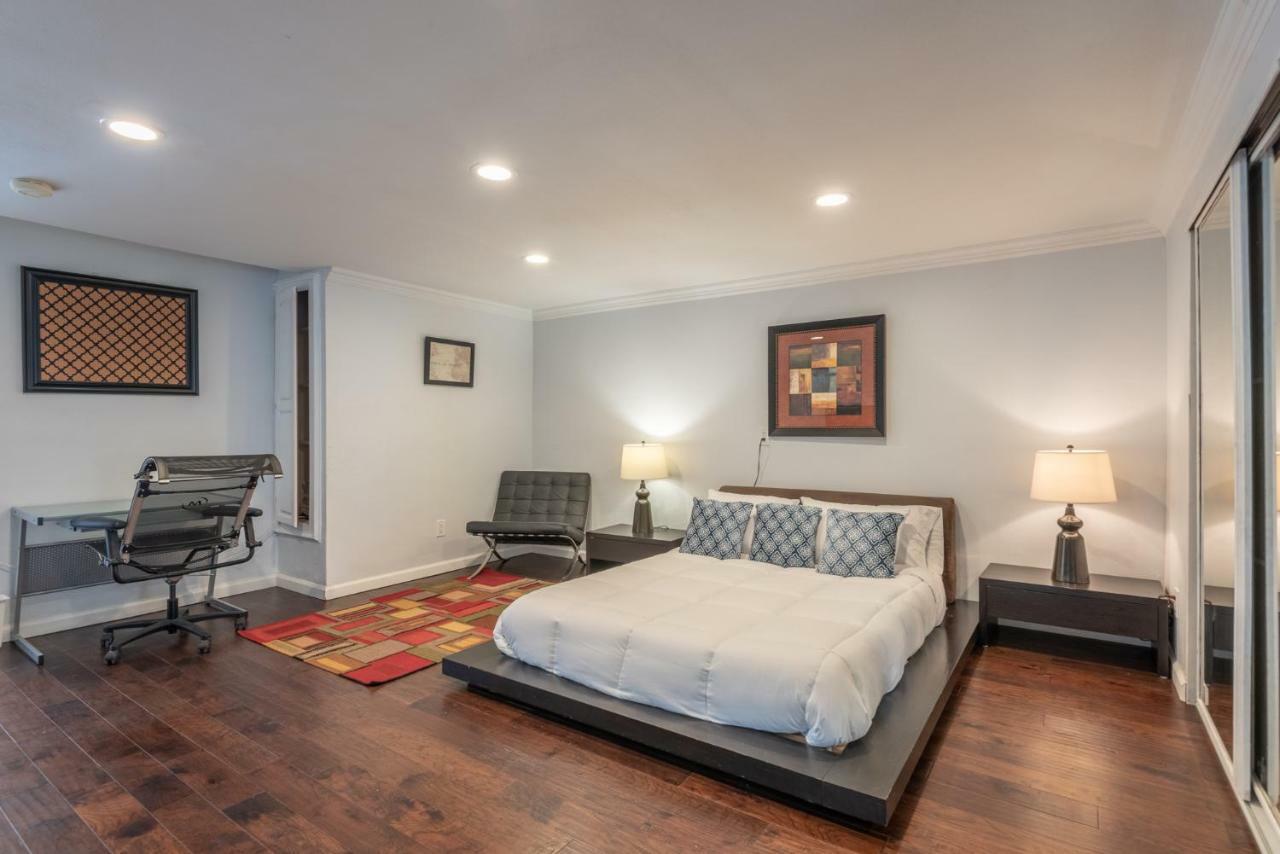 Holiday home Modern Nestled In The Hollywood Hills With Huge Deck And Wow Views! *