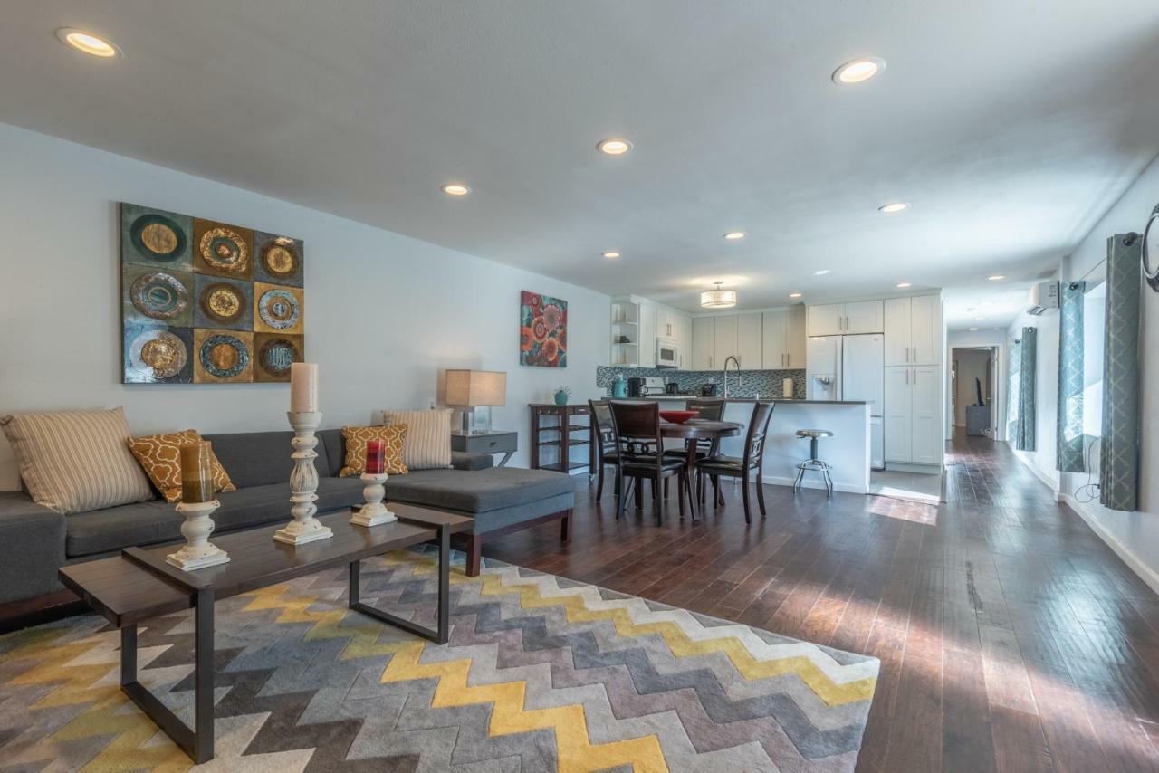 Holiday home Modern Nestled In The Hollywood Hills With Huge Deck And Wow Views!